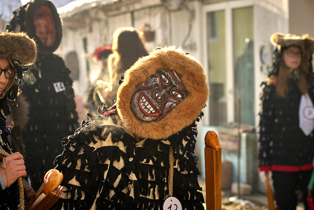 Nahaufnahme von traditionellen, handgefertigten Urzelmasken (zottelige Fellkostüme und bemalte Gesichter) während des Umzugs in Cincu, Siebenbürgen.