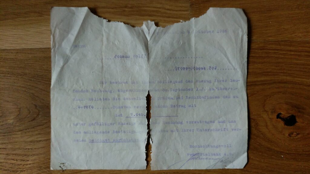 Altes Stück Papier mit Schreibmaschinenschrift und handschriftlichen Notizen eines Quartalsabschlusses, historisches Dokument als Haus-Fundstück.