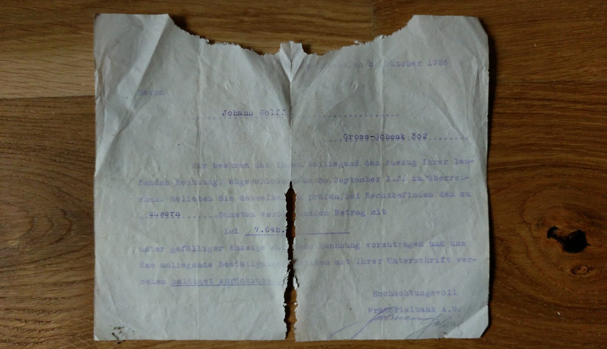 Altes Stück Papier mit Schreibmaschinenschrift und handschriftlichen Notizen eines Quartalsabschlusses, historisches Dokument als Haus-Fundstück.