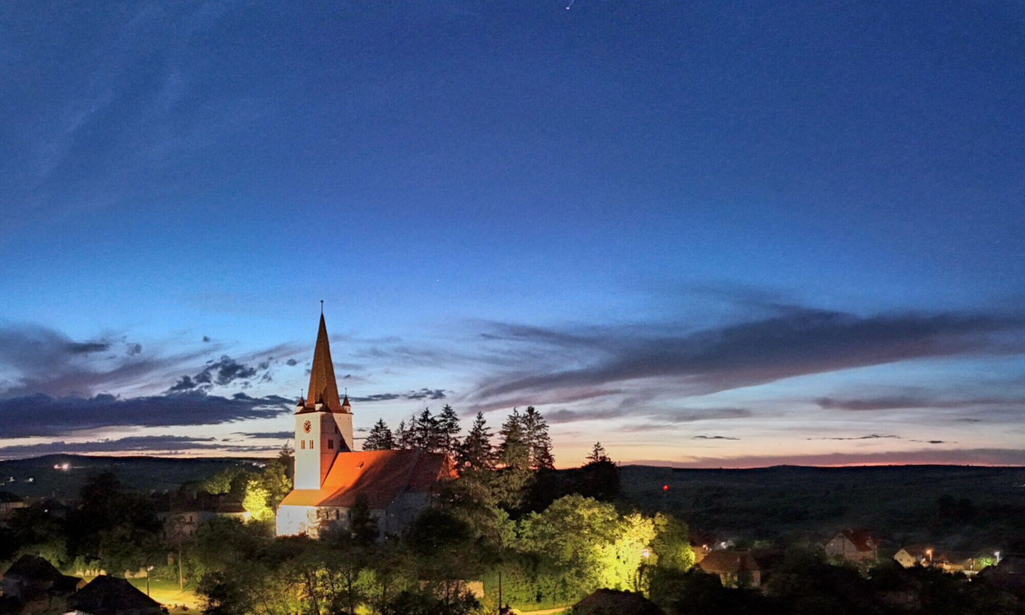 Luftaufnahme von Cincu (Großschenk) mit Kirchenburg und Dorfzentrum im Sommer.