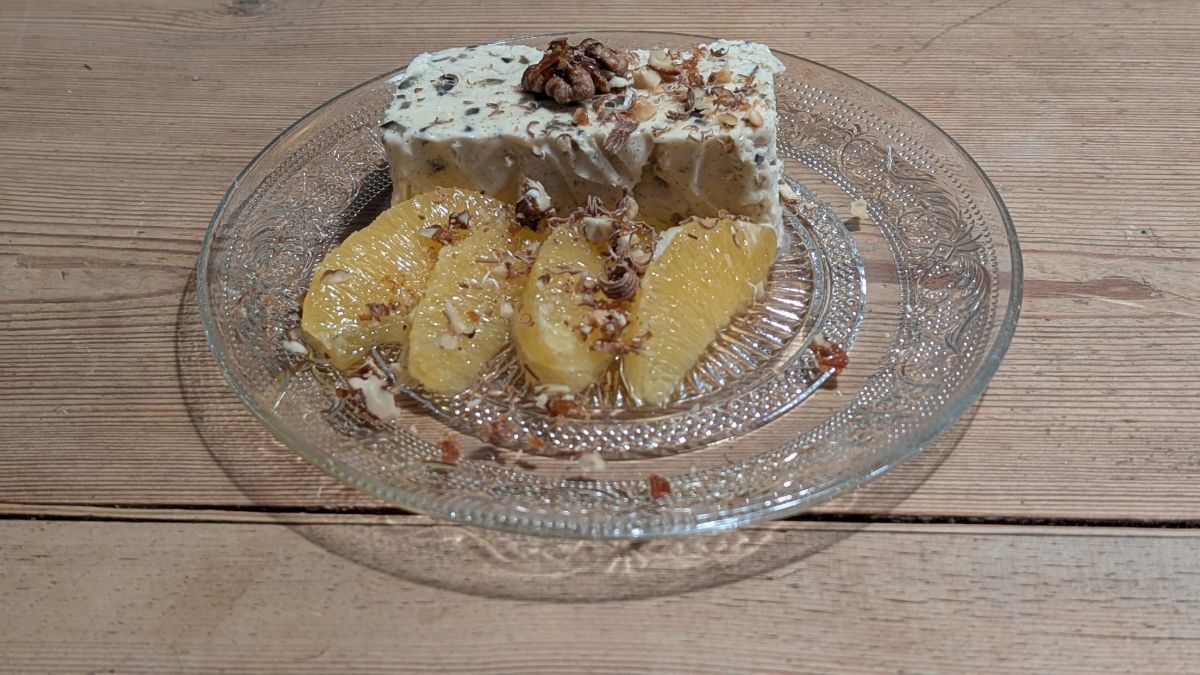 Halbgefrorenes aus Schwarzen Nüssen