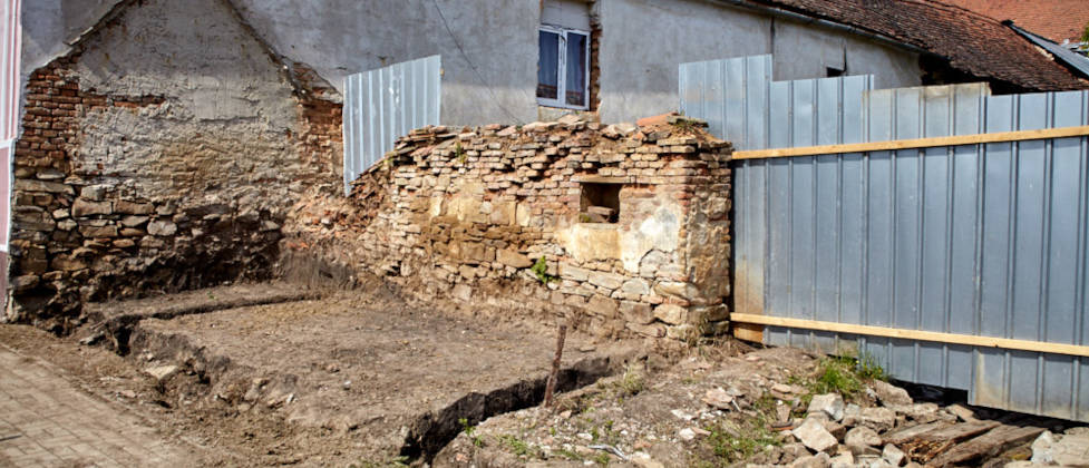 Freigelegte Grundmauer und Ruine meiner alten Sommerküche aus Stein und Ziegeln neben meinem Bauernhaus in Siebenbürgen, bereit für die Renovierung.