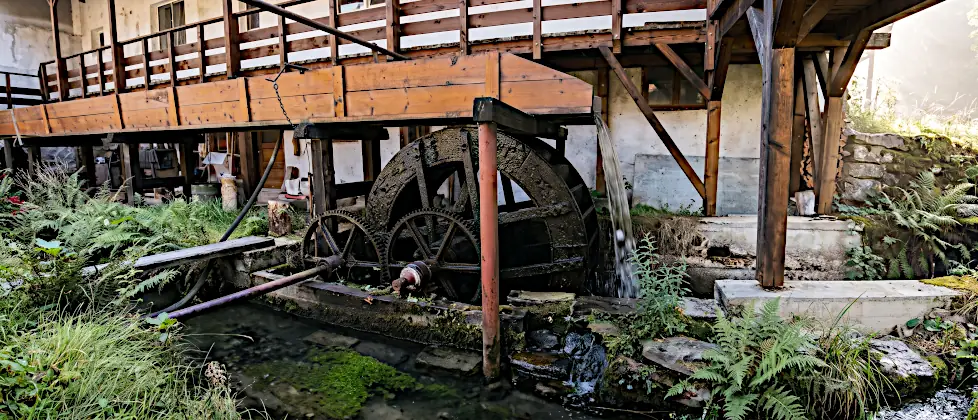 Hölzernes Wasserrad mit Zahnrädern einer Wassermühle in Lisa, Fogarascher Vorland, Rumänien